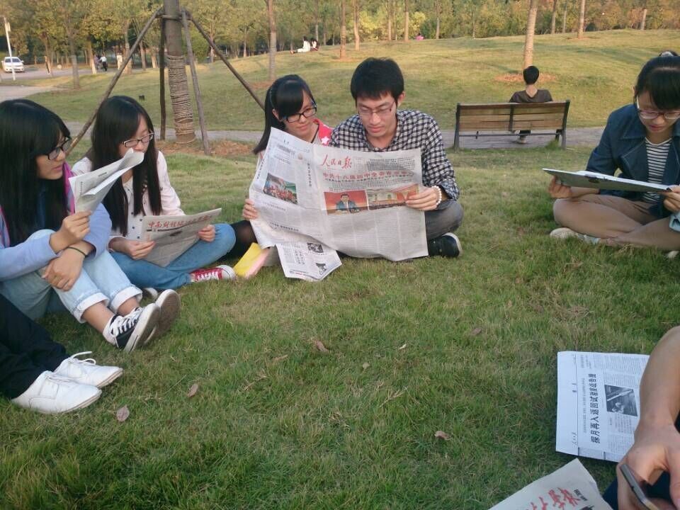 必赢766net手机版2012级党支部学习贯彻十八届四中全会精神
