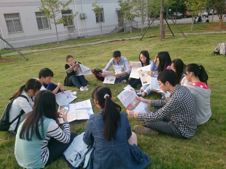 必赢766net手机版2012级党支部学习贯彻十八届四中全会精神