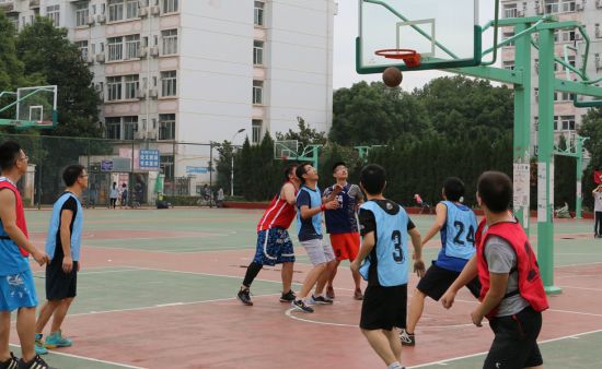 必赢766net手机版研一研二篮球对抗赛成功举办