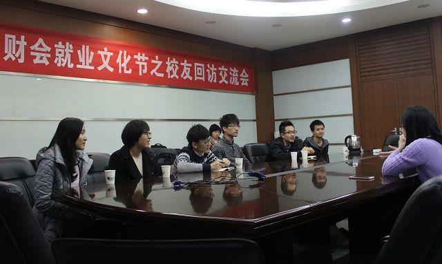 校友官强出席必赢766net手机版校友回访交流会